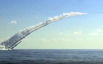 Αναλυτής: Οι Ρώσοι μπορούν να αναχαιτίσουν τους αμερικανικούς πυραύλους στη Συρία – Αλλά θα ξεμείνουν γρήγορα Πύραυλος εκτοξεύεται από ρωσικό υποβρύχιο (Φωτογραφία: AP)